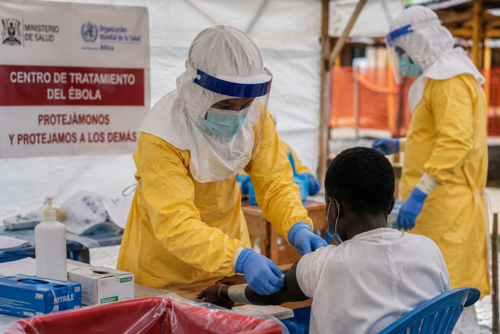 La carrera científica contra el ébola se acelera ante el avance del brote en África e
