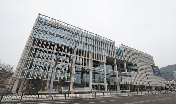 Seúl implementa sistema gratuito de alertas para la entrada y salida de 320,000 estudiantes de primaria desde septiembre en 607 escuelas 서울 초등생 32만명 ‘등·하교 알림 무료로 받는다…9월부터 607개교 전면 시행.jpg