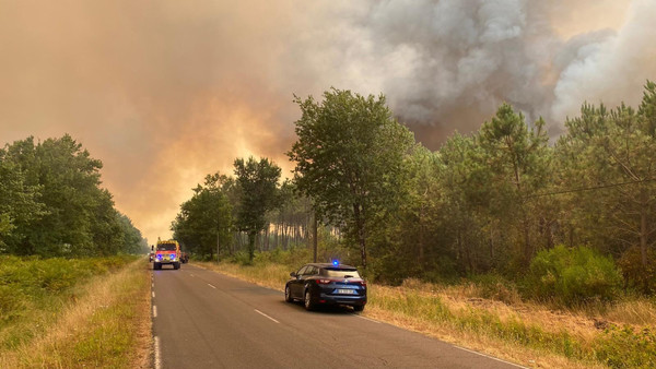 Incendio en Gironda quema 42.000 hectáreas y paraliza 13.000 empresas 프랑스 지롱드 산불 4만2000㏊ 태우고 경제망까지 마비…기업 1만3000곳 가동 중단.jpg